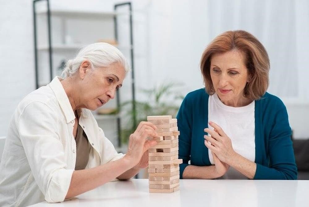 Adulta mayor aprendiendo cómo se diagnostica el Alzheimer